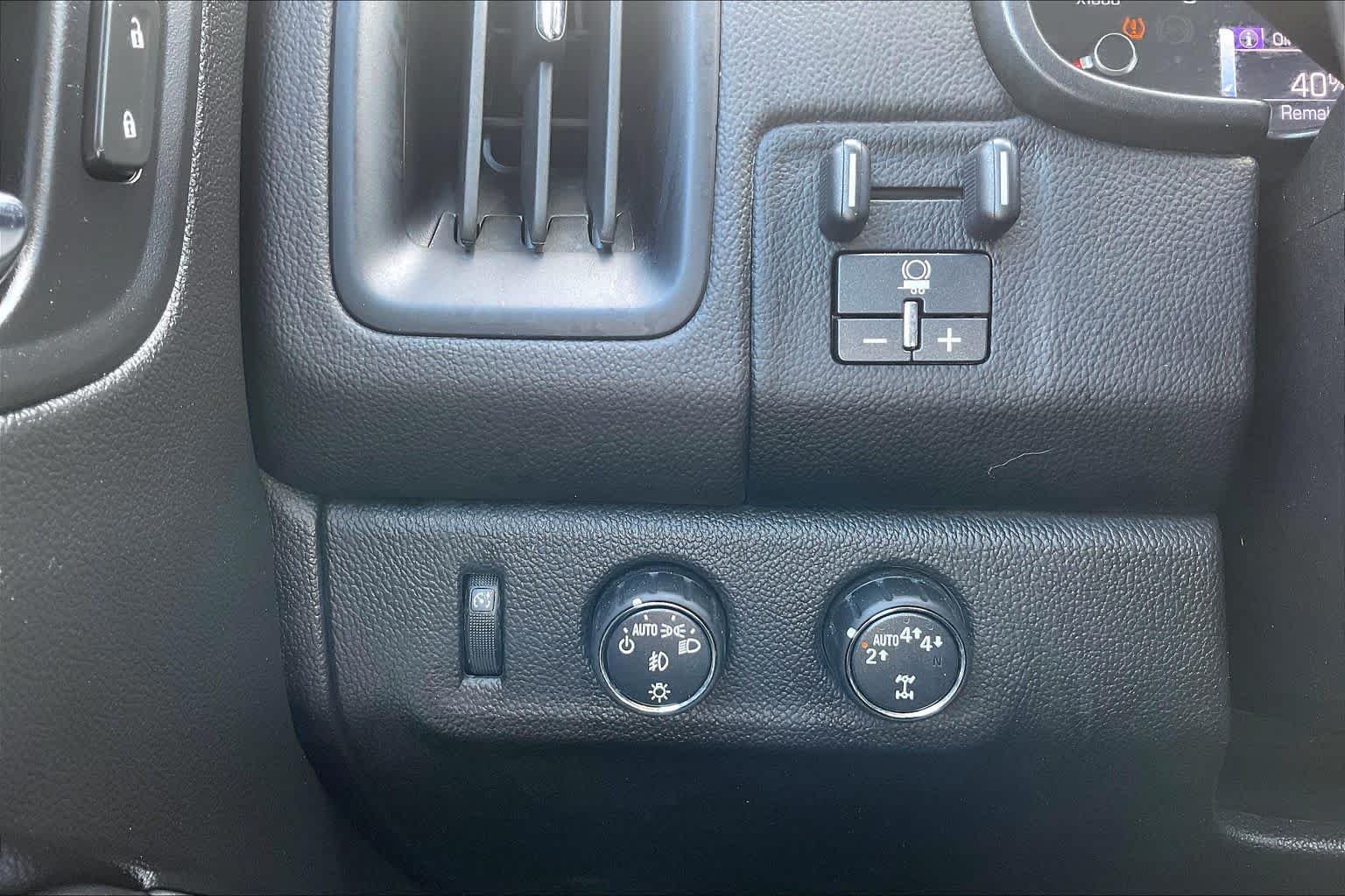 Used 2018 Summit White Chevrolet 4WD LT image 32
