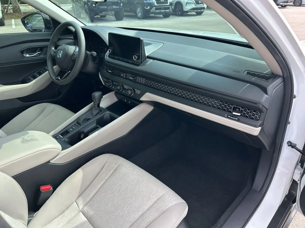 Used 2025 Platinum White Pearl Honda SE image 39