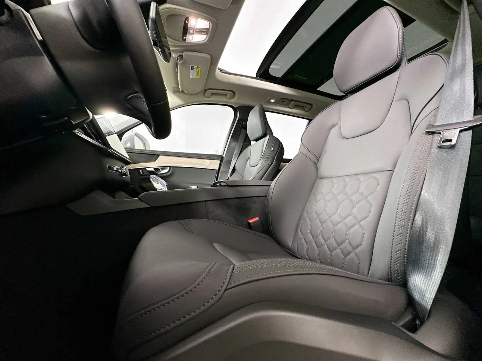 Used 2025 Crystal White Volvo Plus image 19
