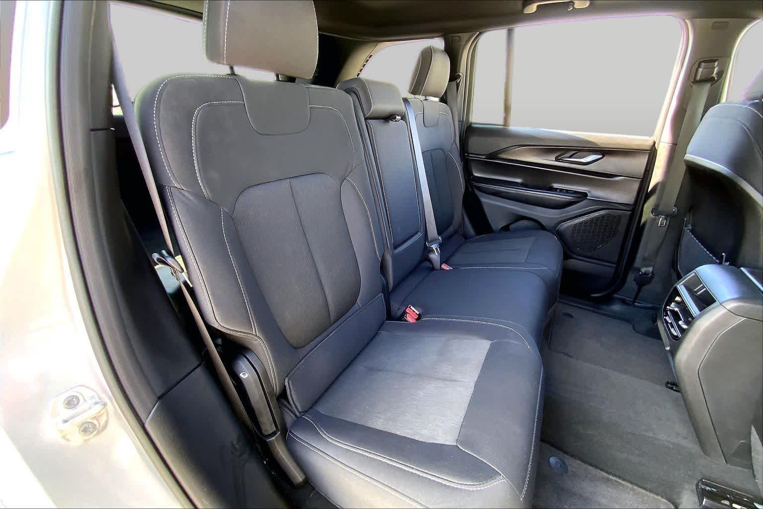 Used 2025 Silver Zynith Jeep Laredo image 19
