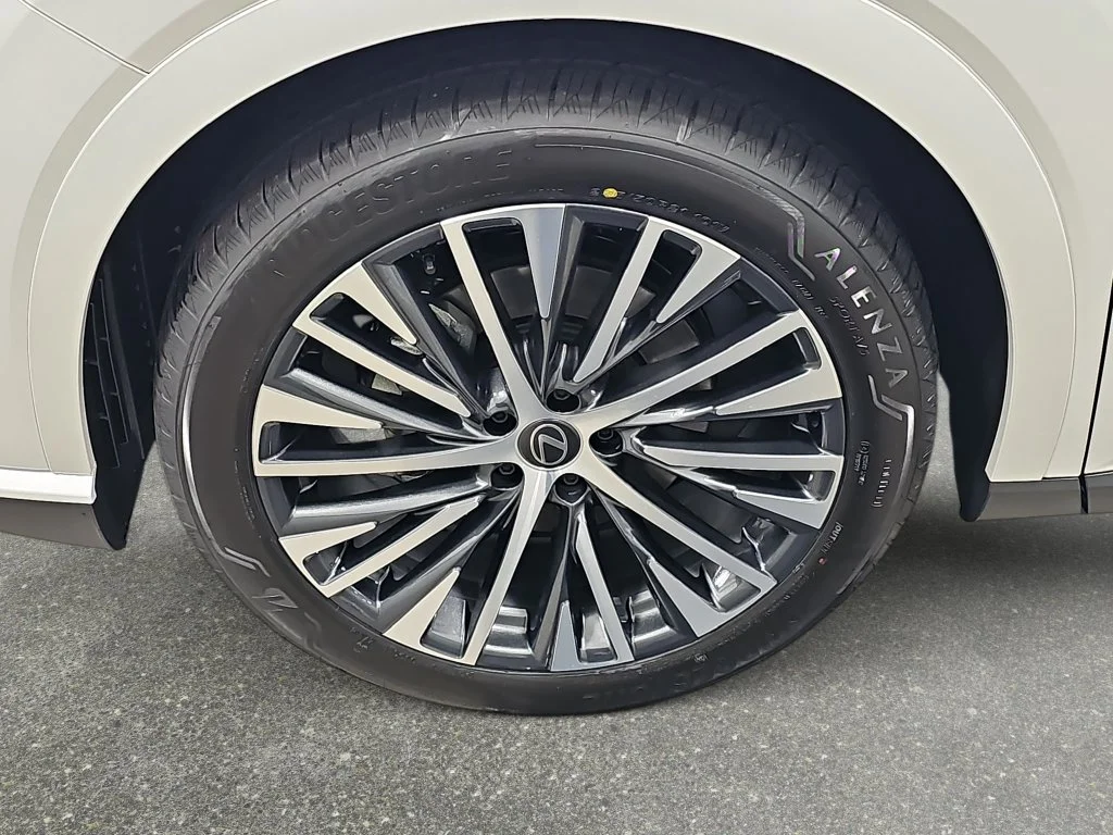 New 2026 Eminent White Pearl Lexus PREMIUM PLUS image 31