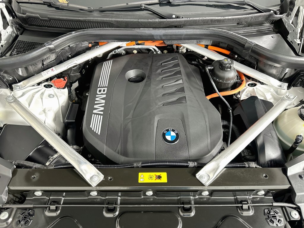 Used 2026 White Metallic BMW xDrive50e image 31