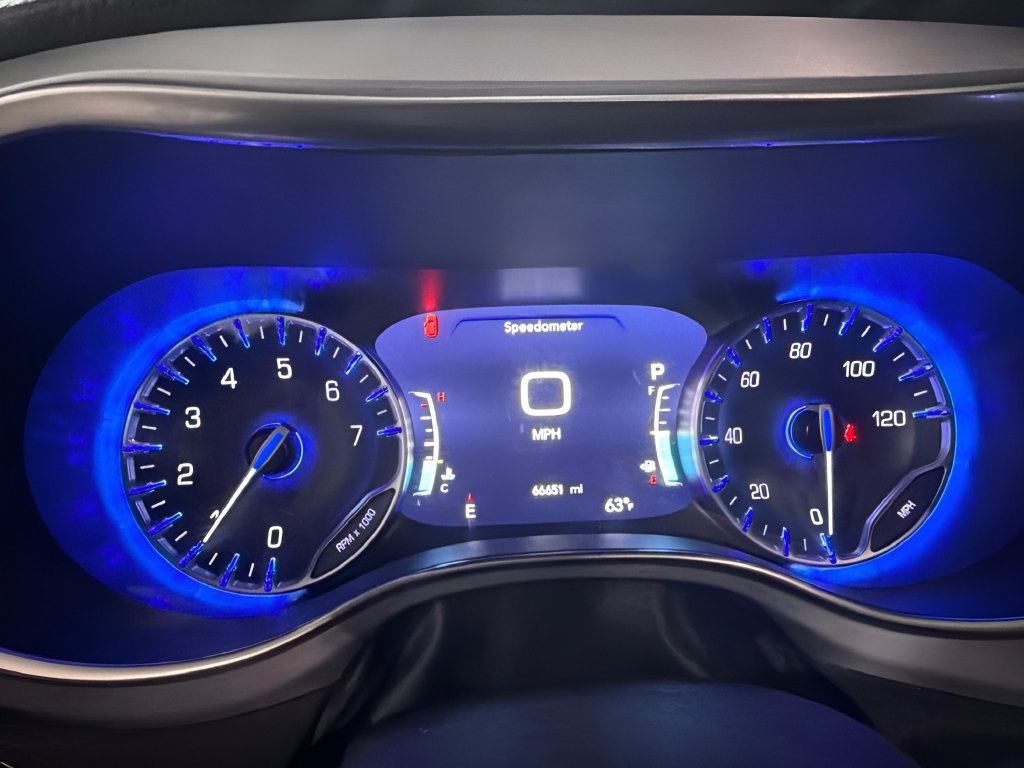 Used 2025  Chrysler Limited image 22