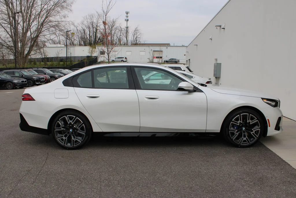 New 2026 Mineral White Metallic BMW 550e xDrive image 30