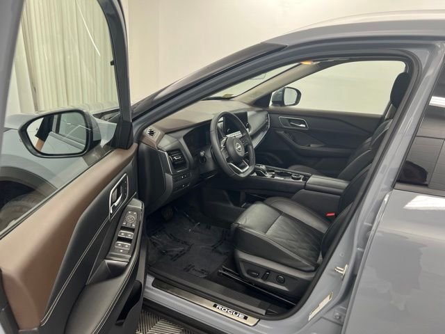 Used 2023 Boulder Gray Pearl Nissan Platinum image 12