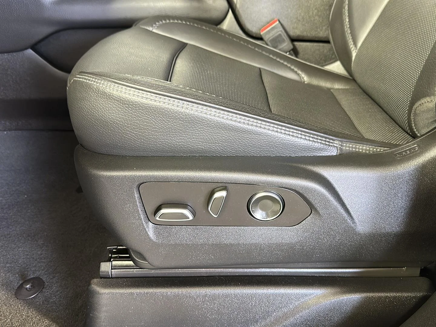 Used 2023 Sterling Metallic GMC Denali image 8