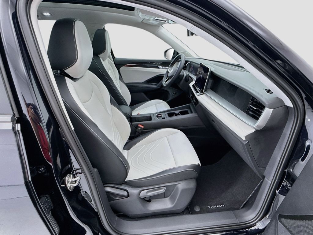 New 2026 Deep Black Pearl Volkswagen SE image 18