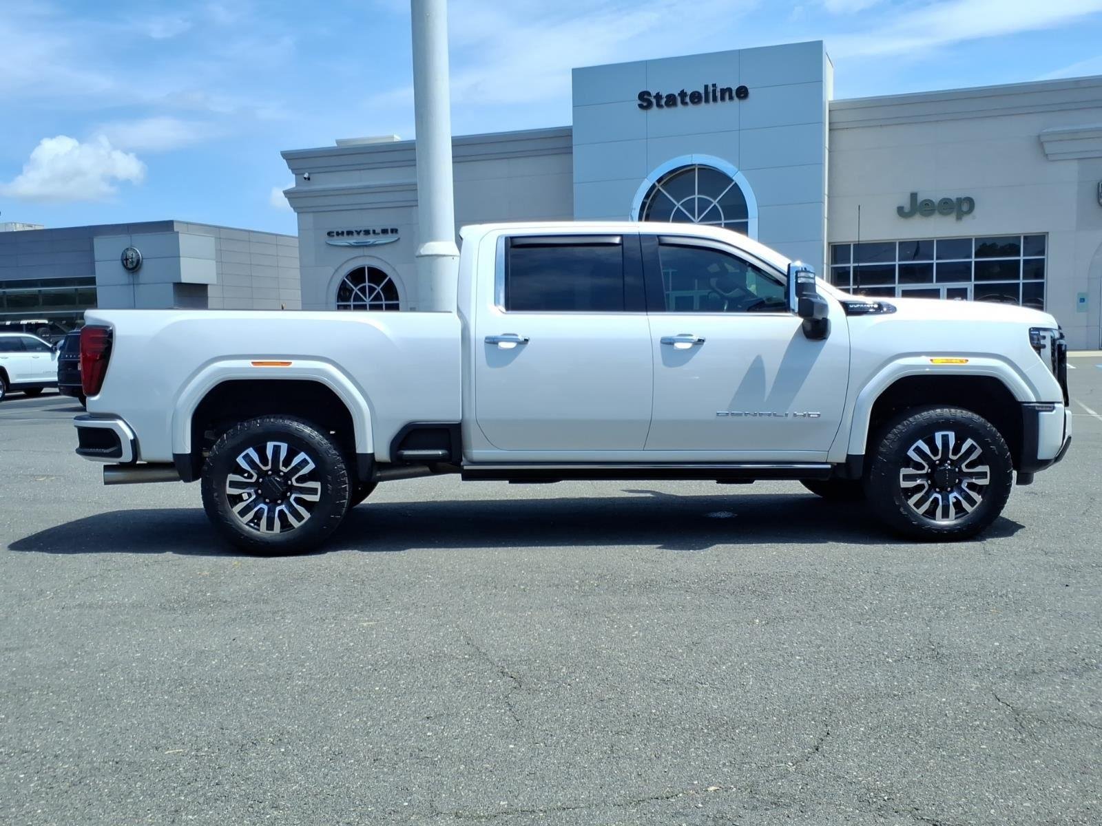 Used 2025 White Frost Tricoat GMC Denali Ultimate image 11