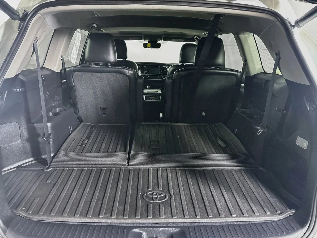 Used 2017 White Toyota SE image 21