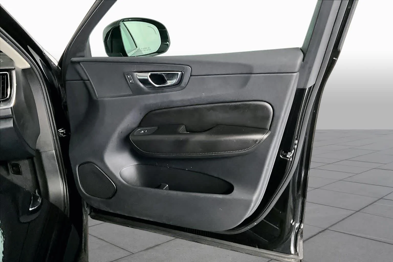 Certified Used 2019 Onyx Black Metallic Volvo Momentum image 23