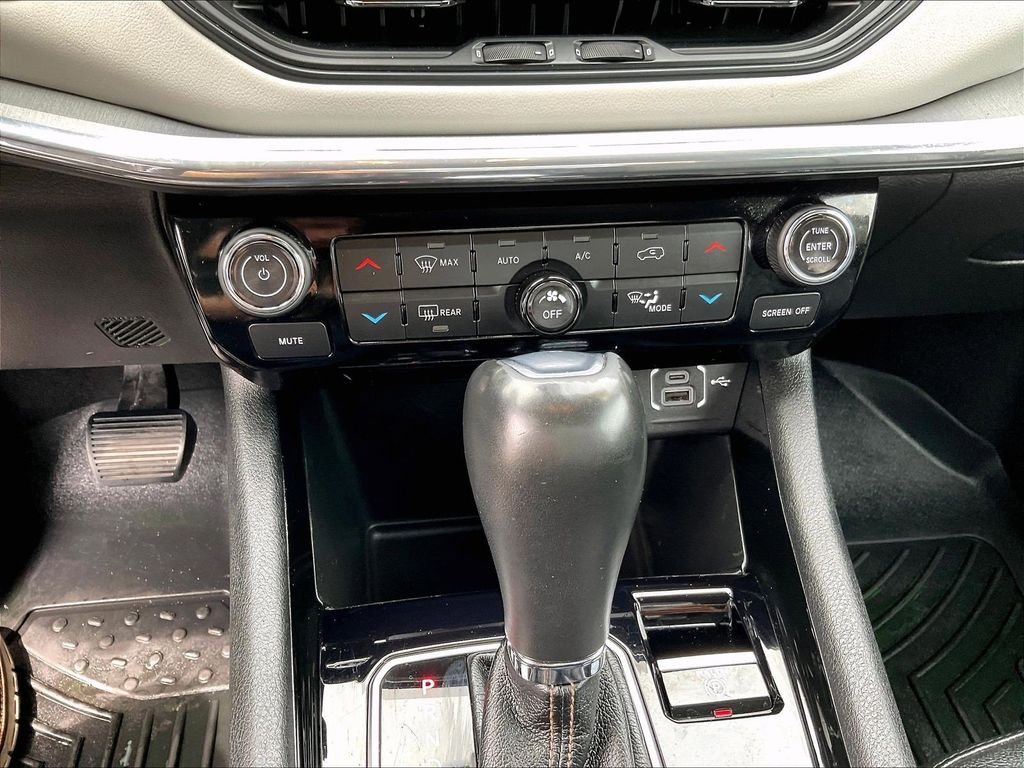 Used 2022 Silver Jeep Limited image 25