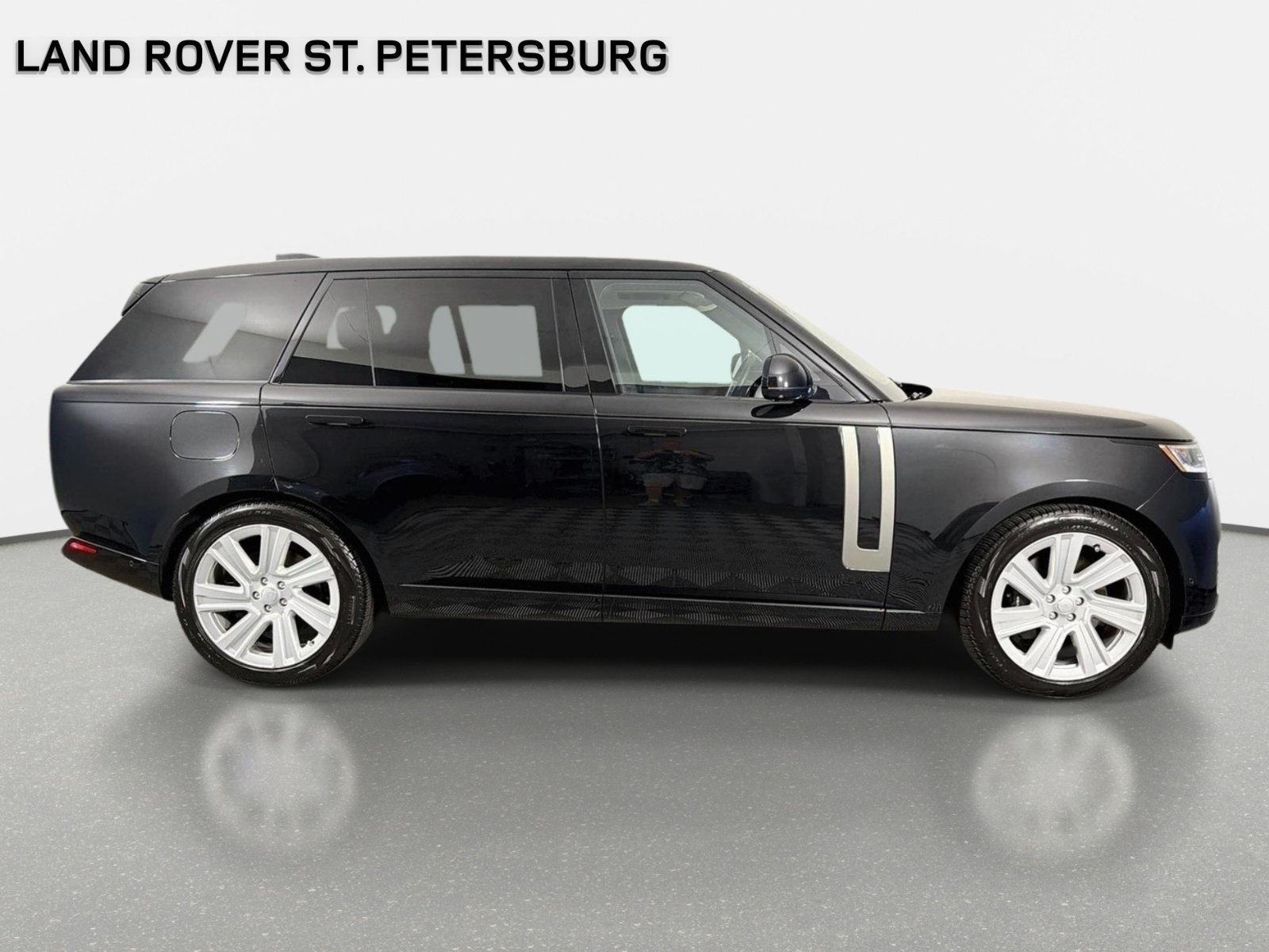 Used 2023 Santorini Black Metallic Land Rover SE image 4