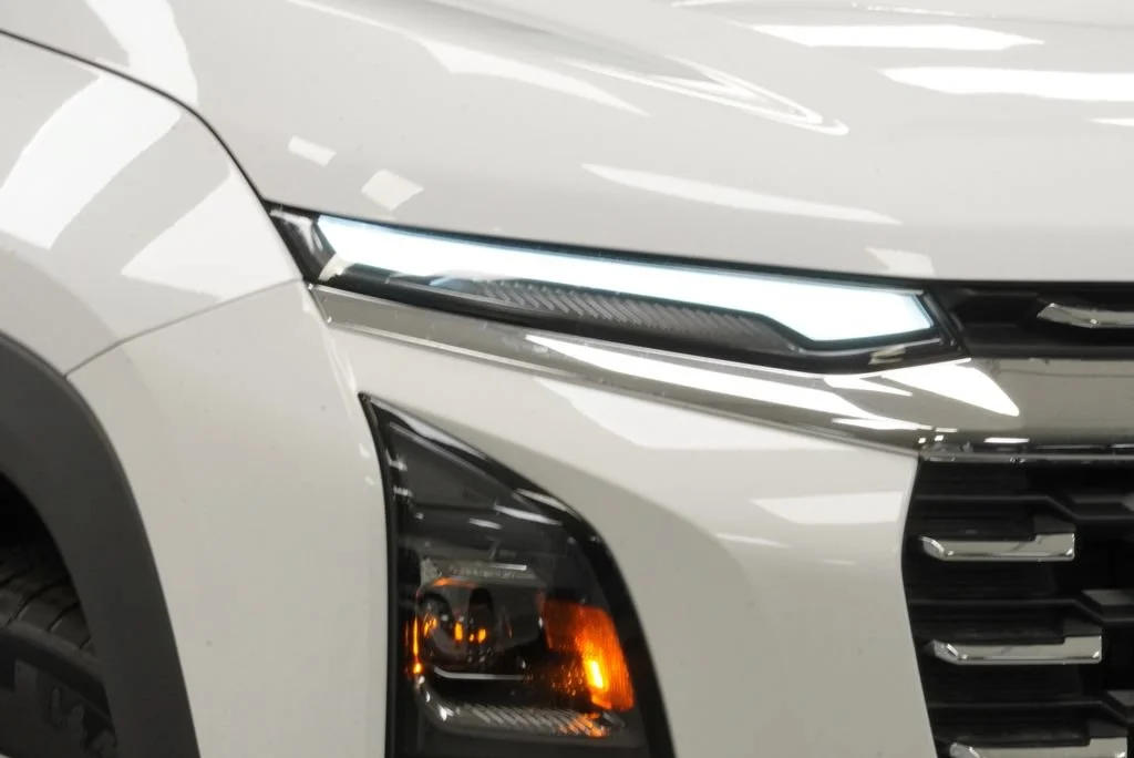New 2027 Summit White Chevrolet LT image 32