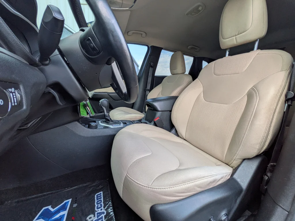 Used 2015 Brilliant Black Crystal Pearlcoat Jeep Latitude image 10