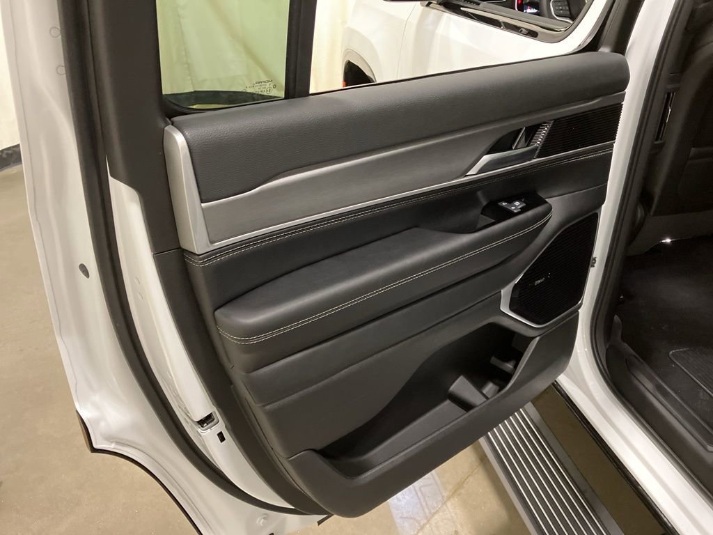 New 2026 Bright White Clear-Coat Exterior Paint Jeep Limited Altitude image 12