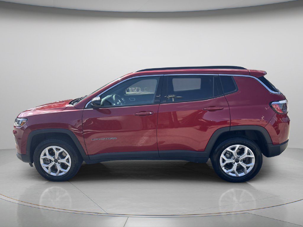 Used 2025 Red Hot Pearlcoat Jeep Latitude image 4