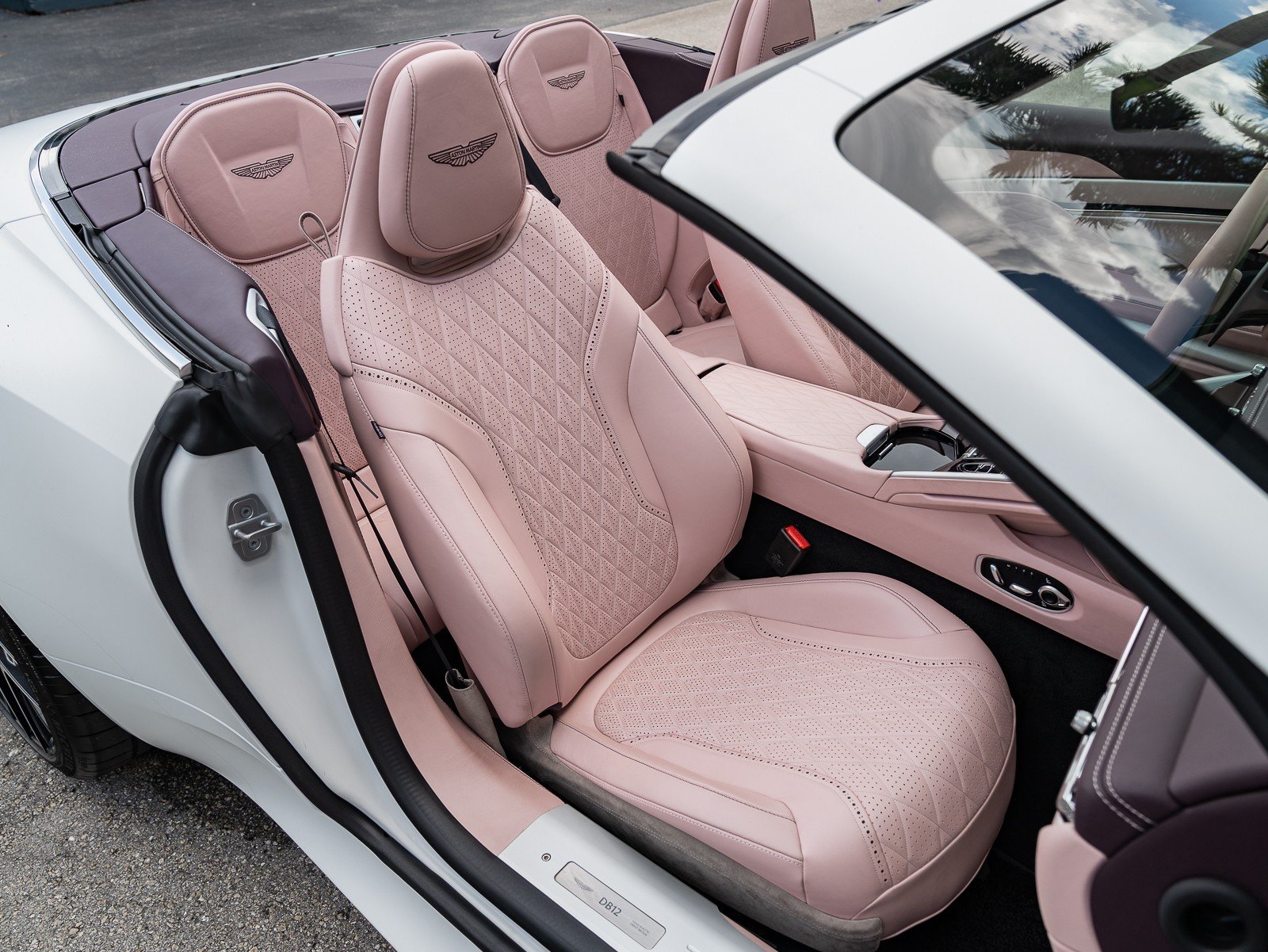 2025 Aston Martin DB12 photo 4