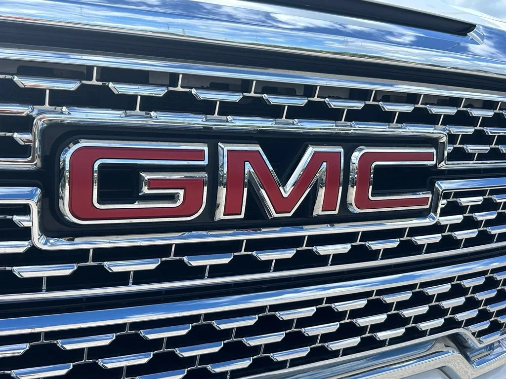 Used 2021 White Frost GMC Denali image 21