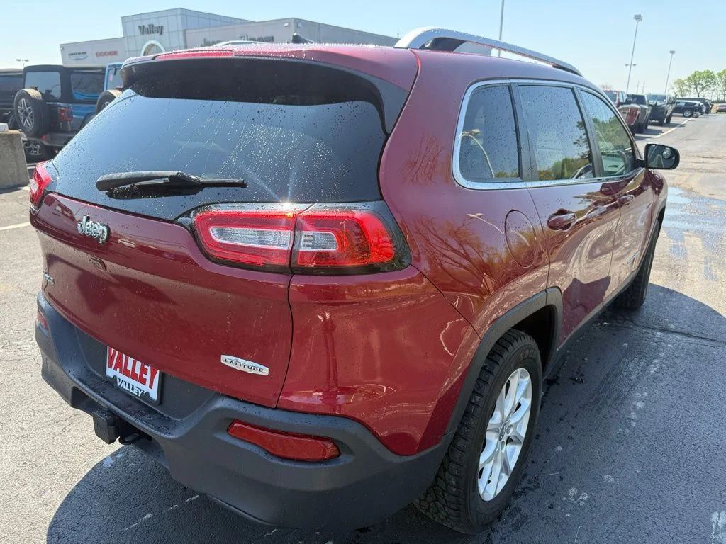Used 2017 Red Jeep Latitude image 7