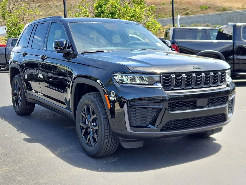 New 2026 Diamond Black Crystal Pearl-Coat Exterior Paint Jeep Altitude image 3