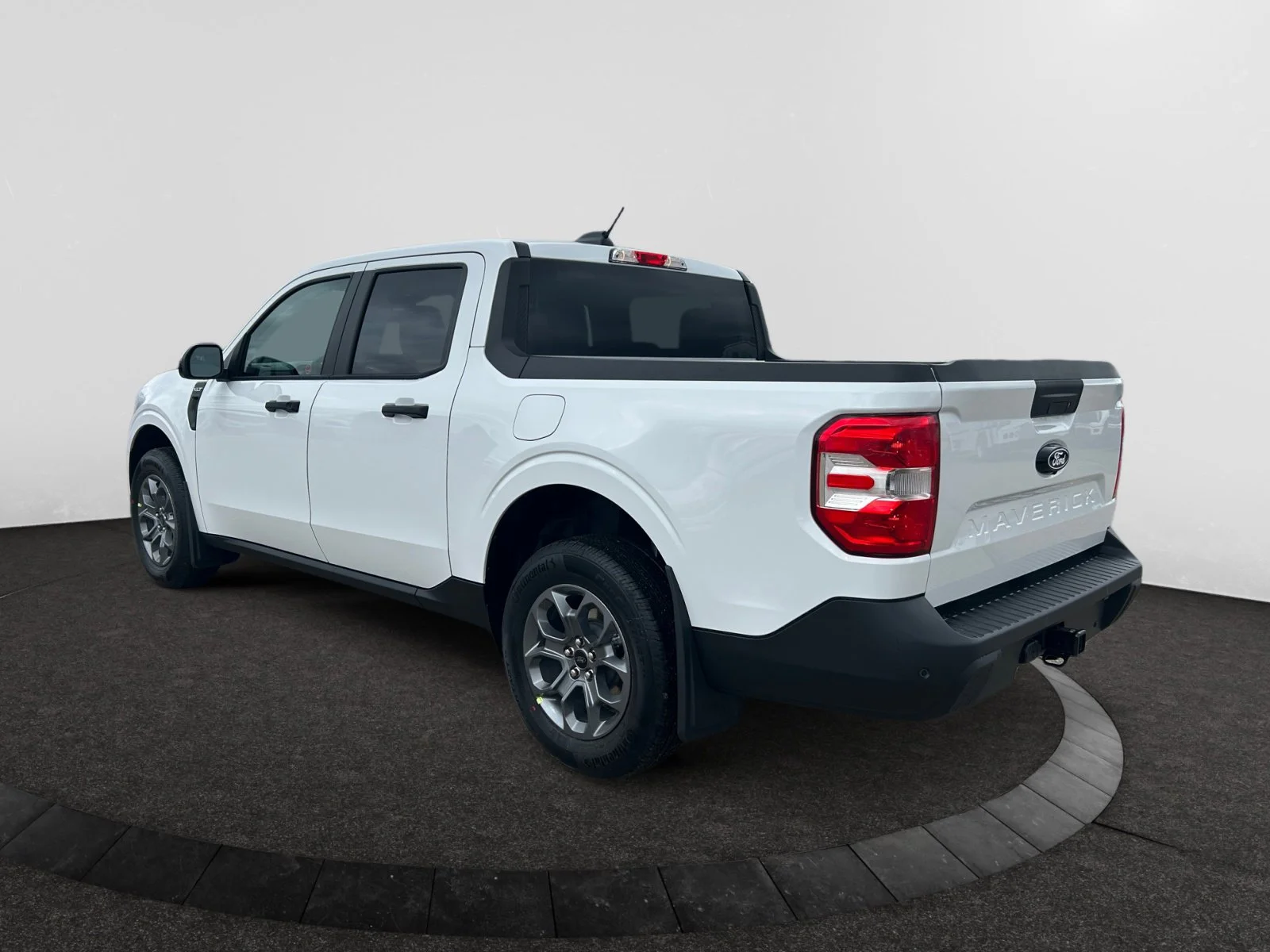 New 2026 Oxford White Ford XLT image 3