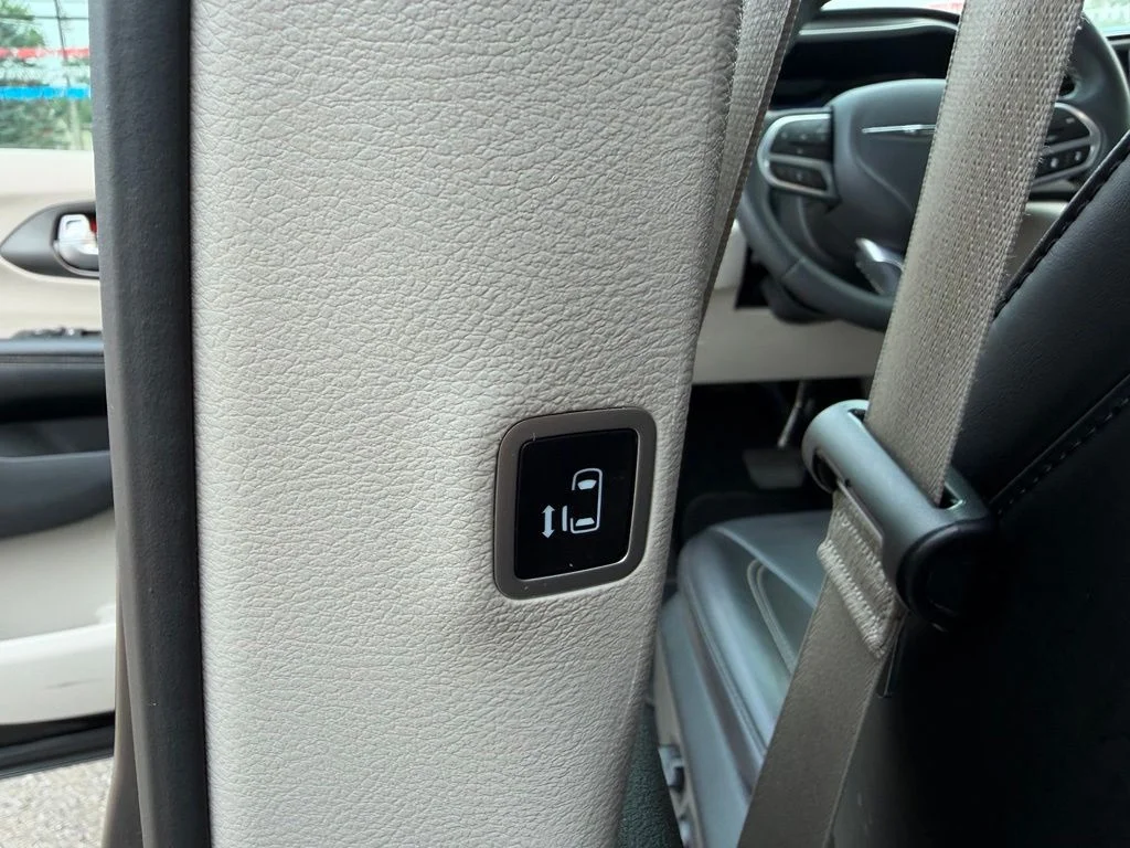 Used 2023 Black Chrysler Touring L image 16