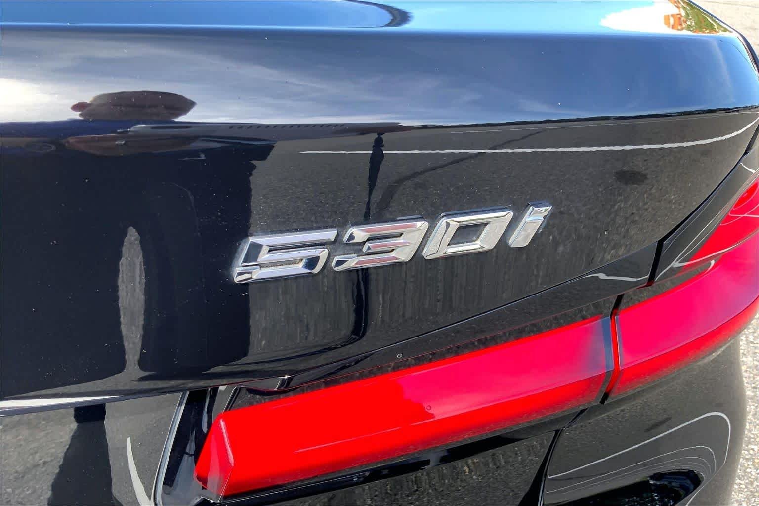 Used 2022 Jet Black BMW 530i xDrive image 32