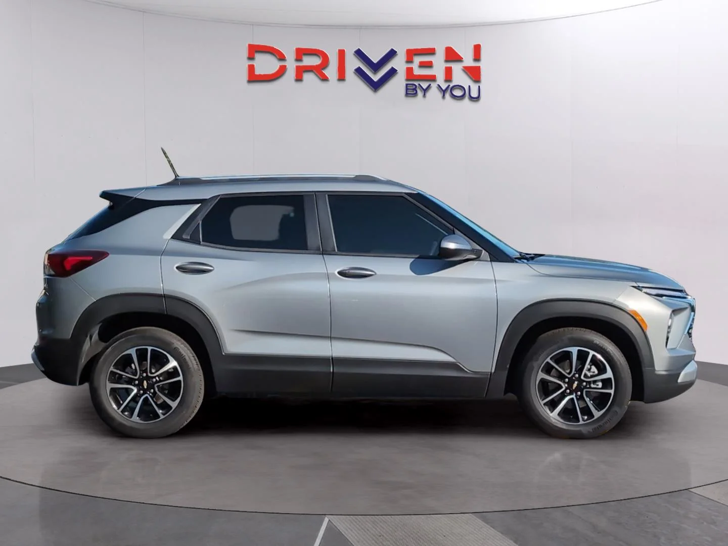 Used 2025 Sterling Gray Metallic Chevrolet LT image 6