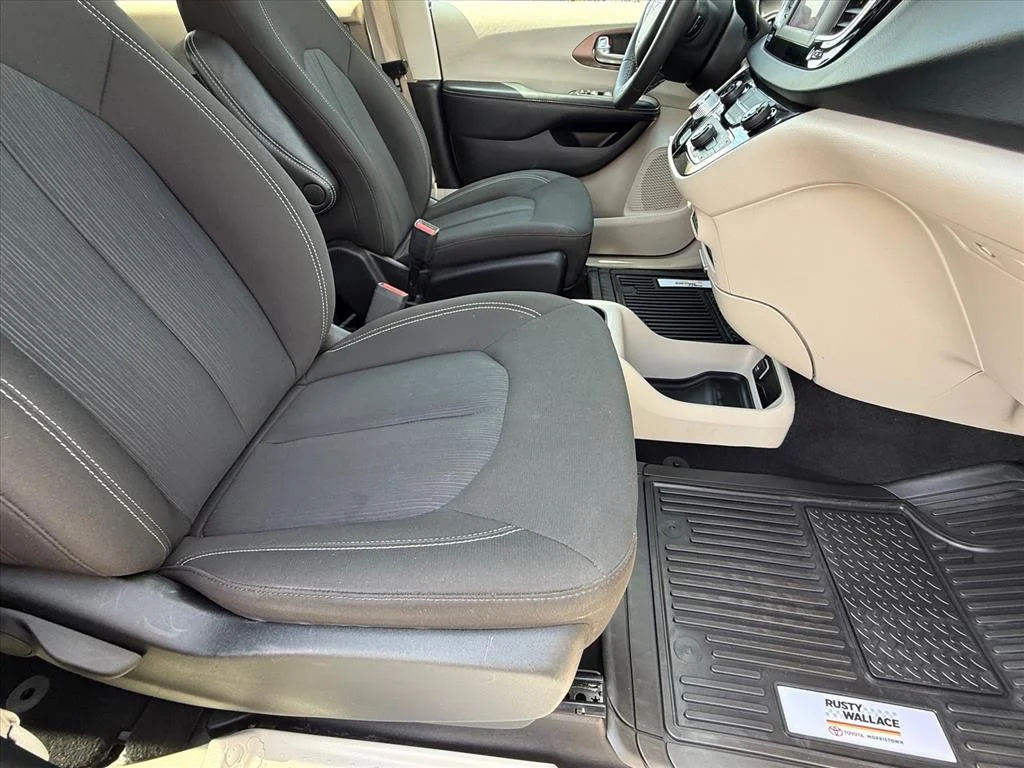 Used 2023 Bright White Clearcoat Chrysler LX image 10