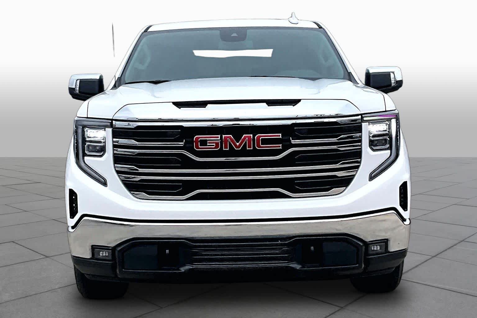 Used 2025 Summit White GMC SLT image 4