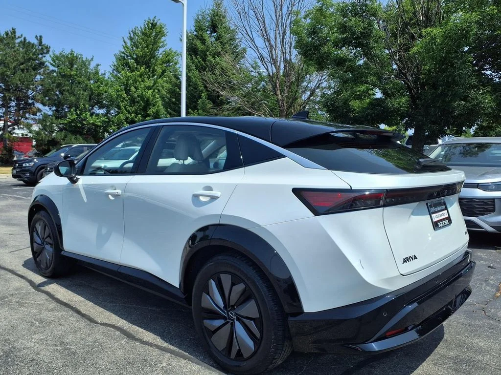 Used 2023 Everest White Pearl Tricoat/Black Diamond Pearl Nissan ENGAGE image 3