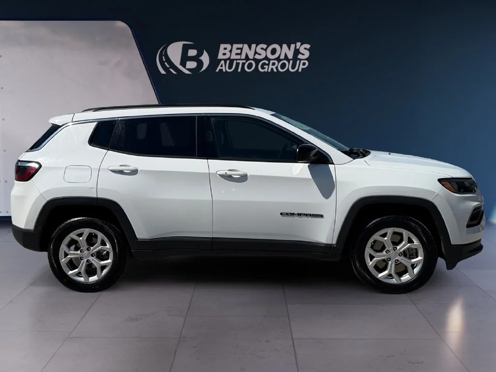 Used 2024 White Jeep Latitude image 6