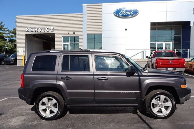 Used 2014 Granite Crystal Clearcoat Metallic Jeep Latitude image 10