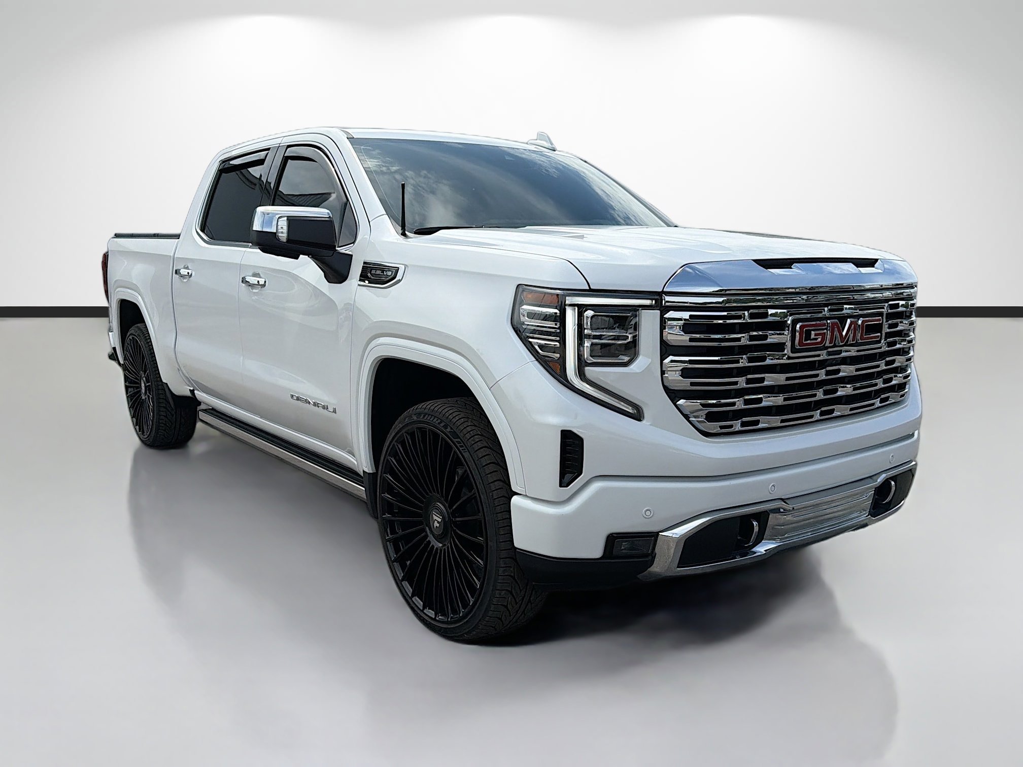 Used 2025 White Frost Tricoat GMC Denali image 7