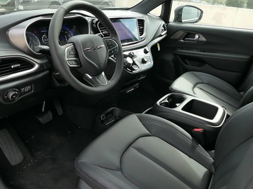 New 2026 Diamond Black Crystal Pearl Coat Chrysler Select image 8