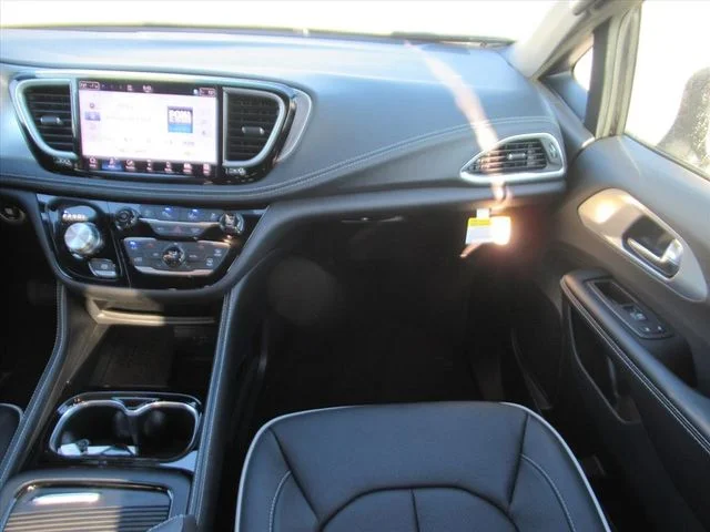 New 2026 Diamond Black Crystal Pearl-Coat Exterior Paint Chrysler Limited image 13
