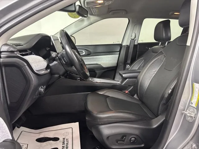 Used 2022  Jeep Latitude Lux image 23