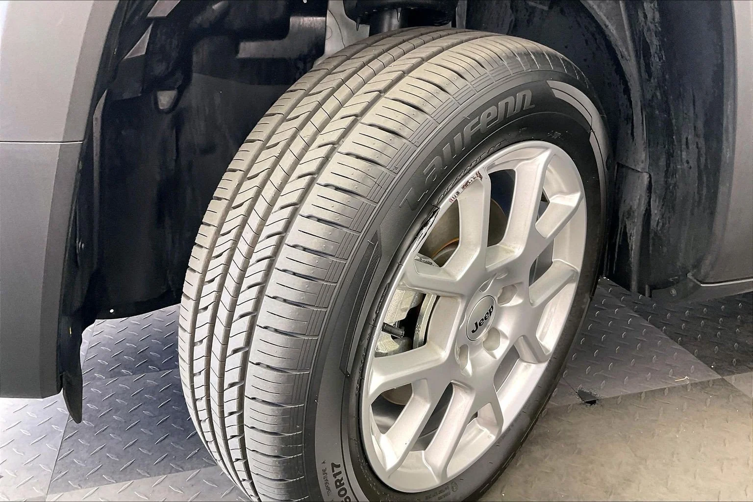 Used 2022 Alpine White Clearcoat Jeep Latitude image 32