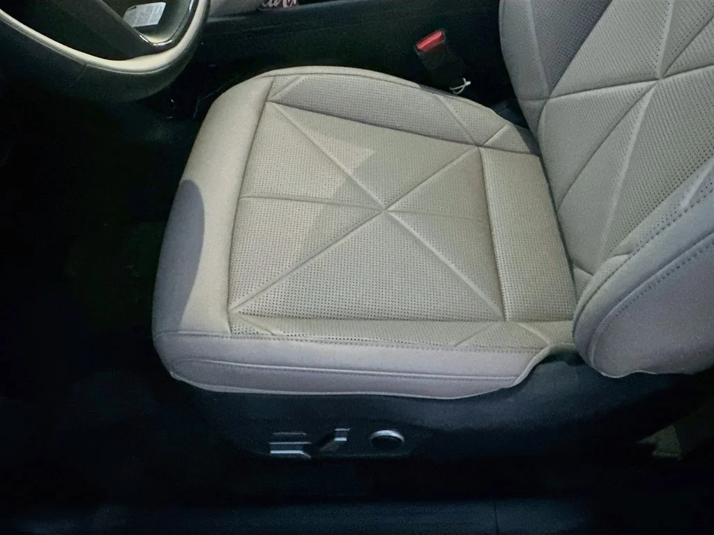 New 2027 Glacial White Pearl Kia EX image 19