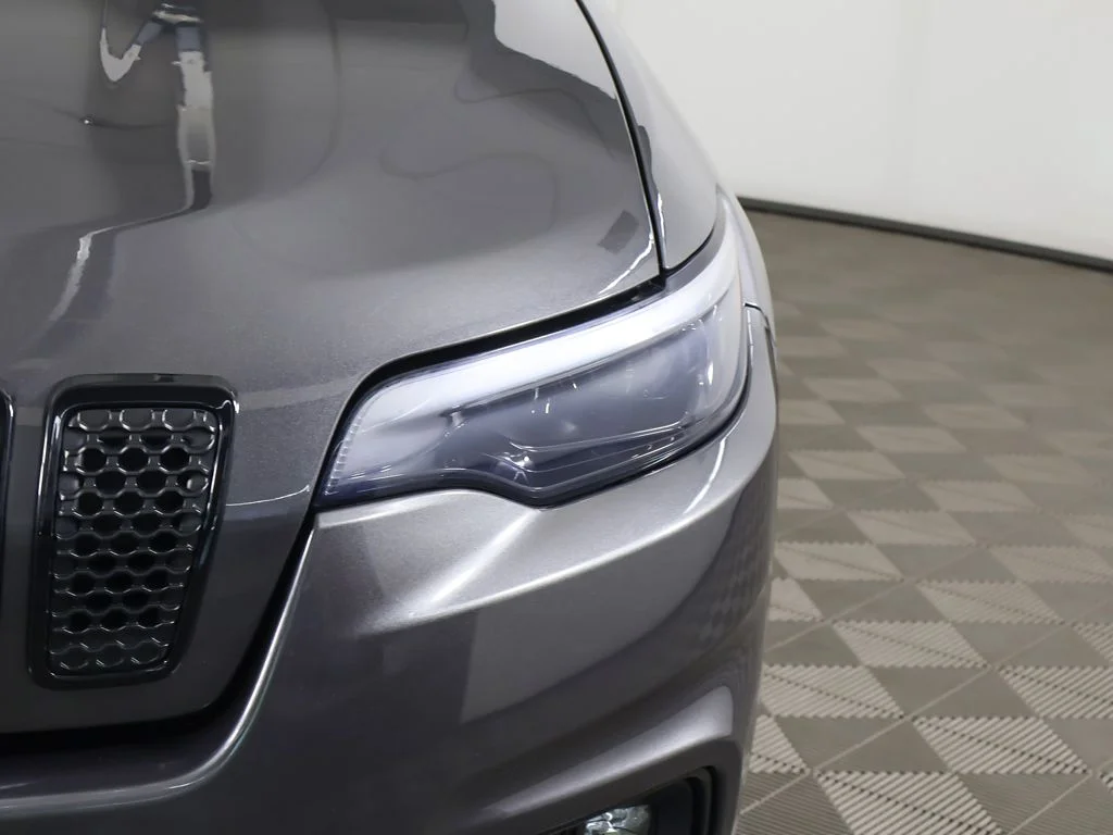 Used 2019 Gray Jeep Latitude Plus image 12