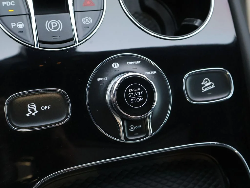 Used 2018 Glacier White Bentley W12 image 28