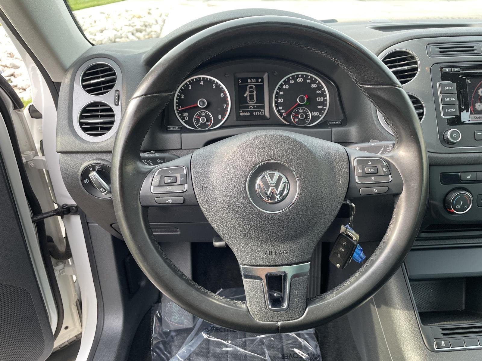 Used 2013 Candy White Volkswagen SE w/Sunroof & Nav image 22