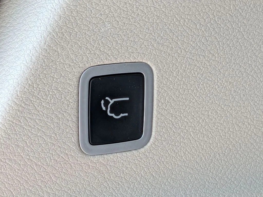 Used 2018 Red Chrysler Limited image 29