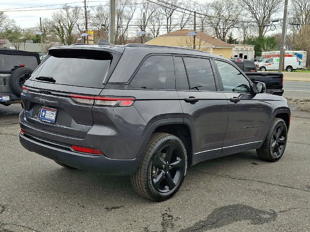 Used 2023 Baltic Gray Metallic Clearcoat Jeep Altitude image 12
