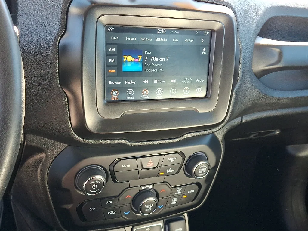 Used 2021  Jeep Latitude image 24