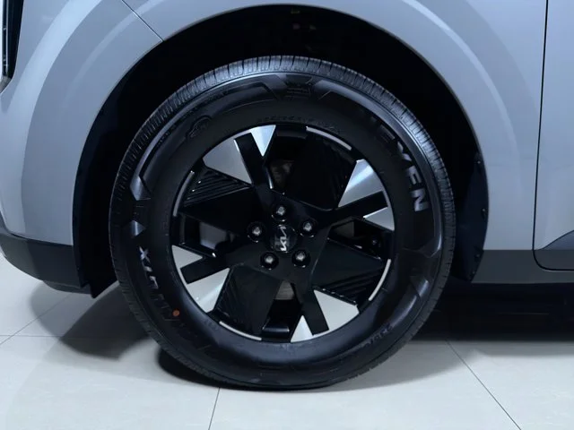 New 2027 CERAMIC SILVER Kia LXS image 10