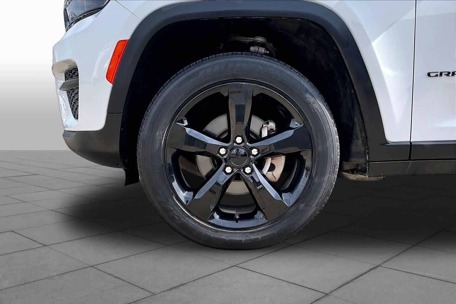 Used 2022 Bright White Clearcoat Jeep Altitude image 11