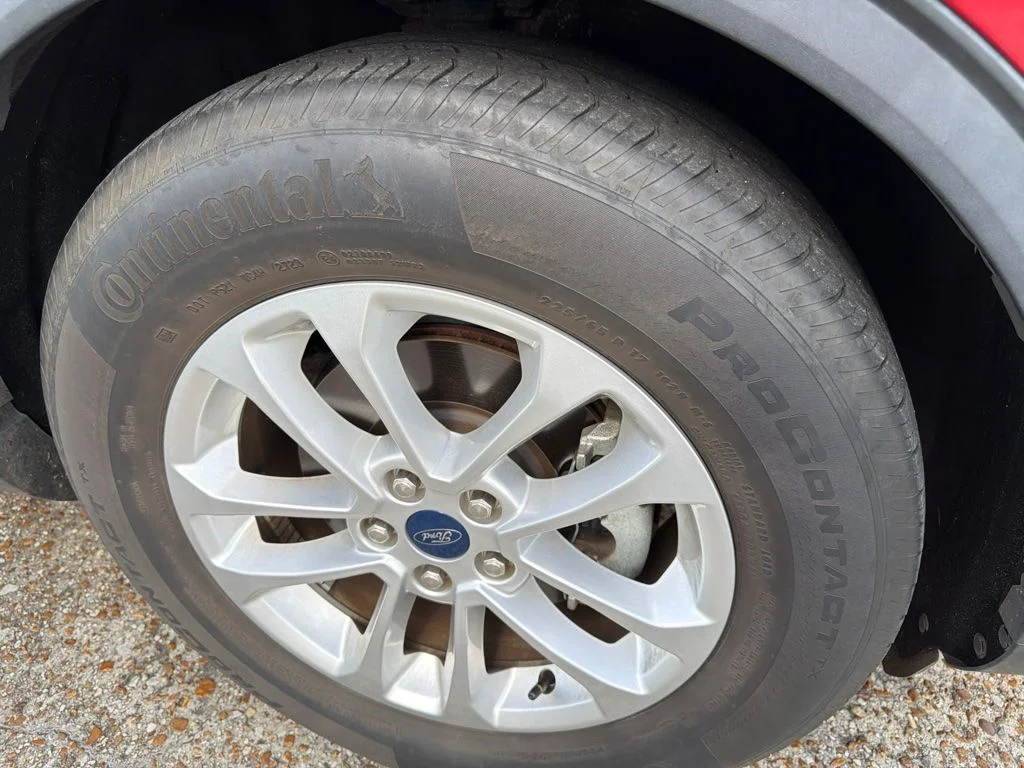 Used 2020 Red Ford SE image 3