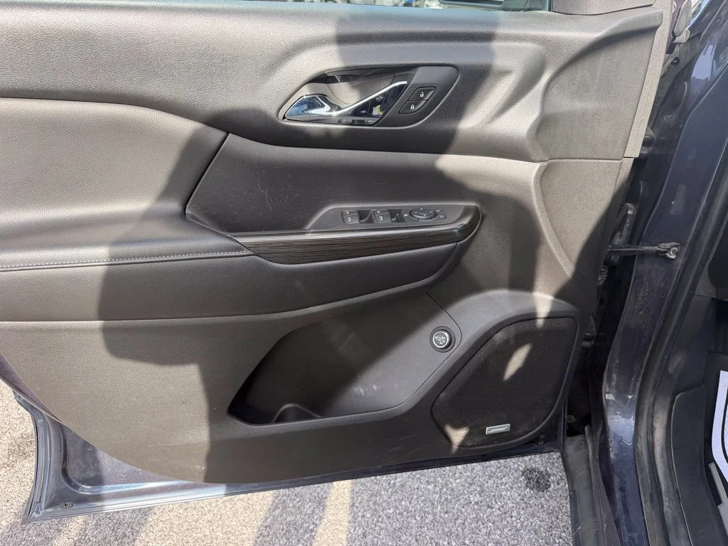Used 2018 BLUE STEEL METALLIC GMC SLT image 12