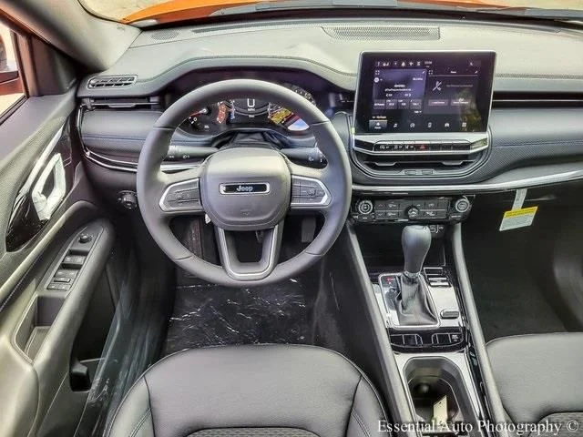 New 2026 Silver Zynith Metallic Clearcoat Jeep Latitude image 13